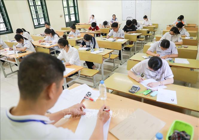 Thí sinh trước giờ làm bài thi môn Toán tại điểm thi Trường THPT Thăng Long (quận Hai Bà Trưng). Ảnh: Thanh Tùng - TTXVN